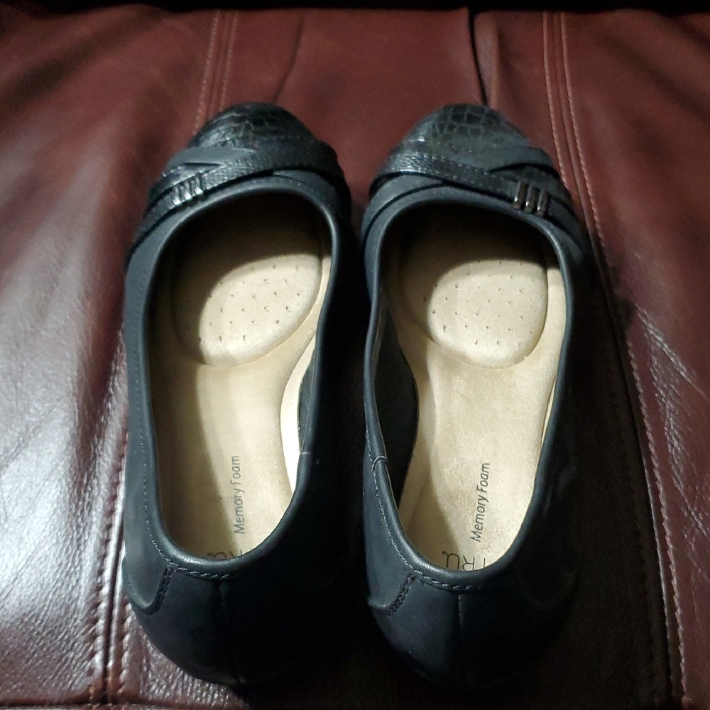 Time and Tru Black Women's Flats with Textured Toe - Picture 2 of 3
